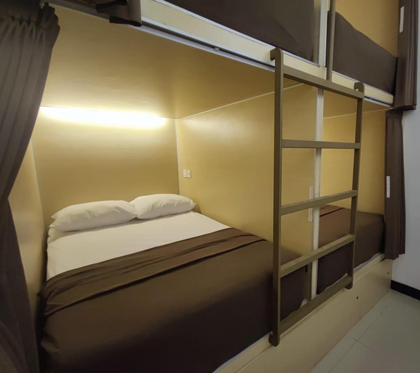 Fora Capsule Hostel Tuban Кута Екстериор снимка